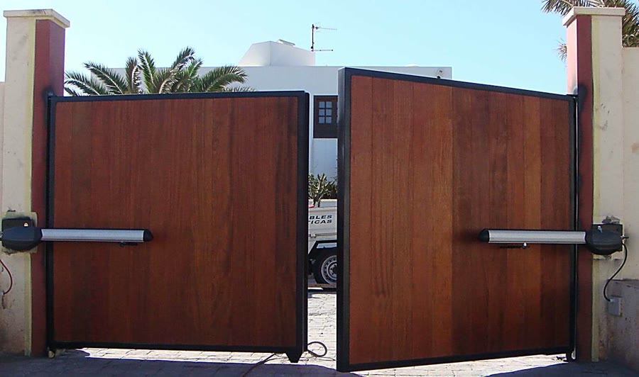 Puerta batiente automática instalada por Puertas Garcés