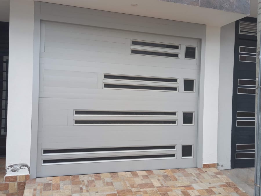 Puerta corrediza automática instalada por Puertas Garcés