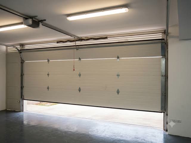 Puerta de garaje automática instalada por Puertas Garcés