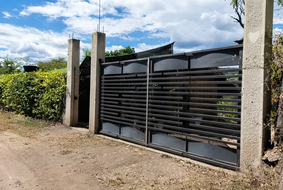 Puerta batiente metálica instalada por Puertas Garcés
